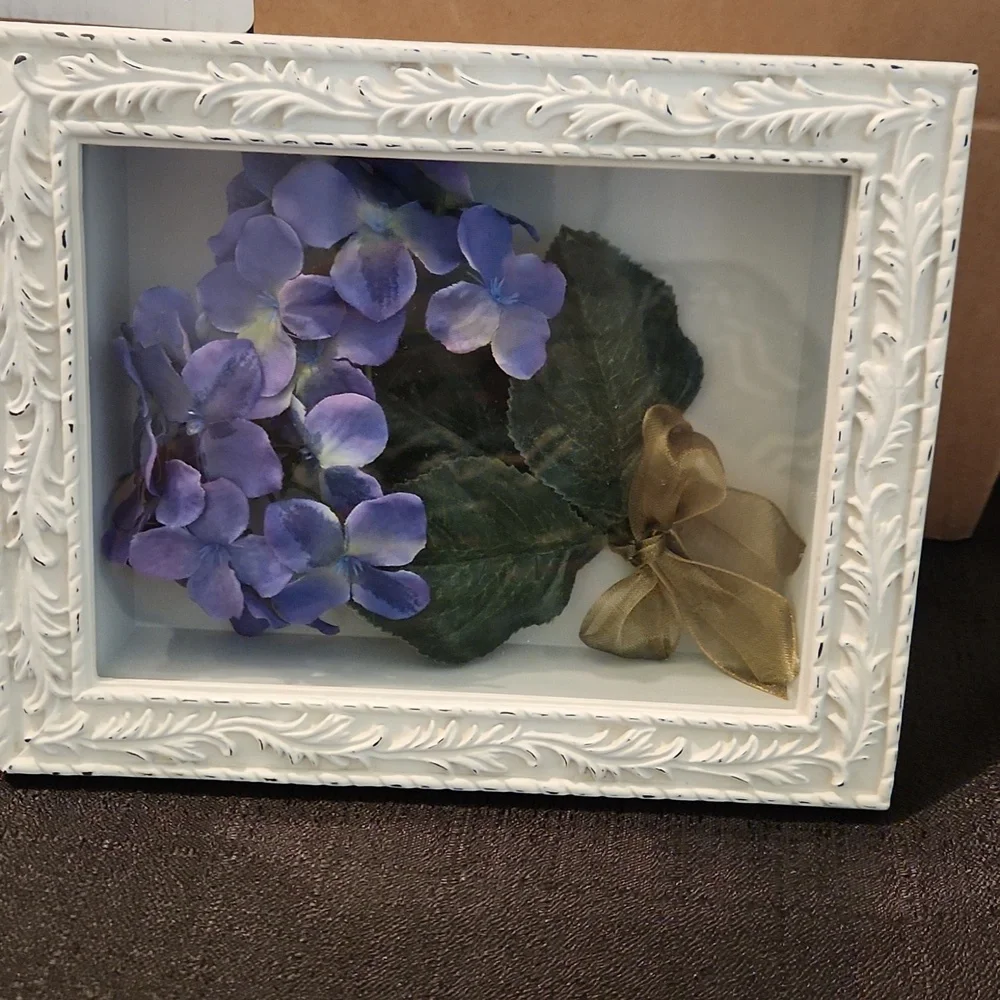 VINTAGE SHADOW BOX W/ARTIFICAL FLOWER SEALED INSIDE. - Picture 2 of 6